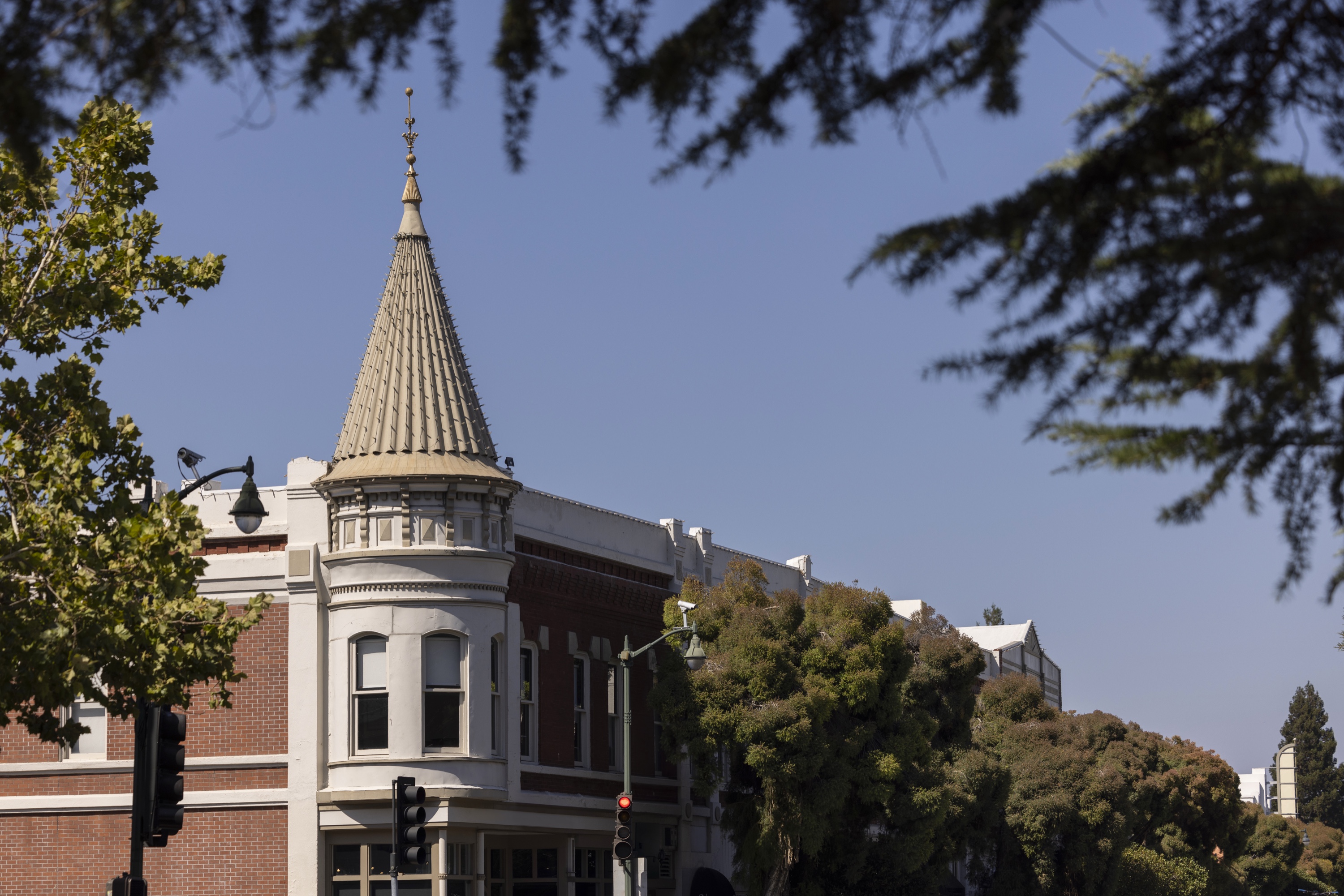 Historic Downtown Los Gatos &mdash; outdoor dining streetscape